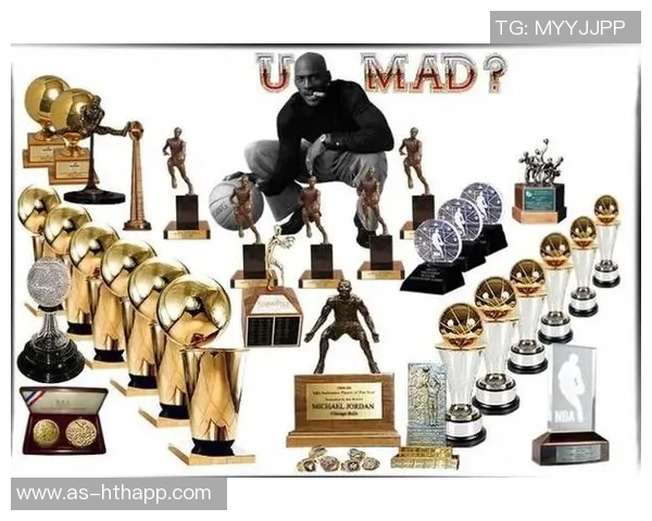 家中悠闲时光劳塔罗细致清理奖杯与MVP小雕像展现冠军风范